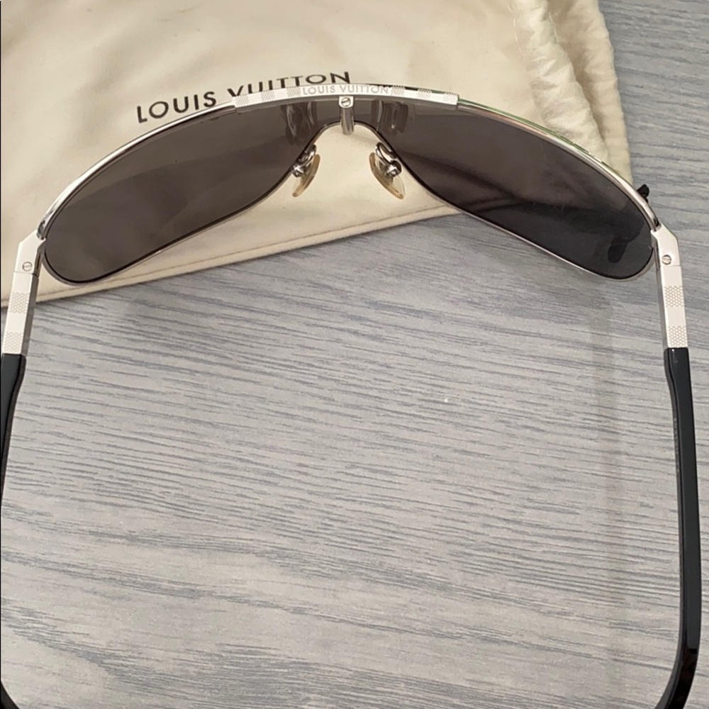 LV. Attraction Mask Silver and black sunglasses. - Picture 3 of 4